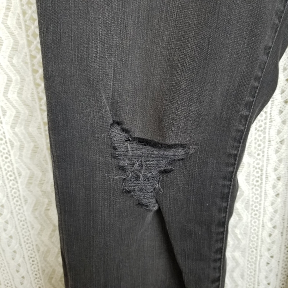 Madewell 9" High Rise Skinny Destressed Raw Hem - Picture 6 of 10